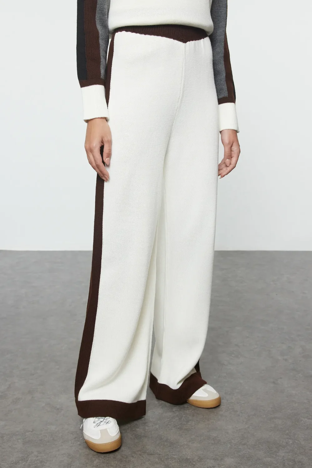 White Color Block Stand Collar Knitwear Top-Bottom Set - Image 5