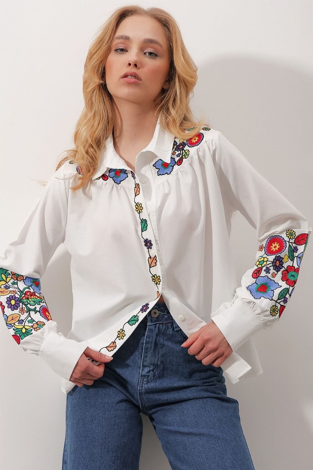 Women's White Floral Embroidered Shirt - Image 5