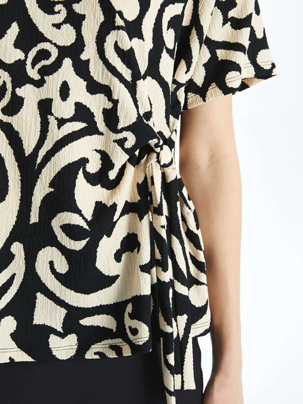 Black Crew Neck Patterned Short Sleeve Oversize Women's Blouse - Image 5