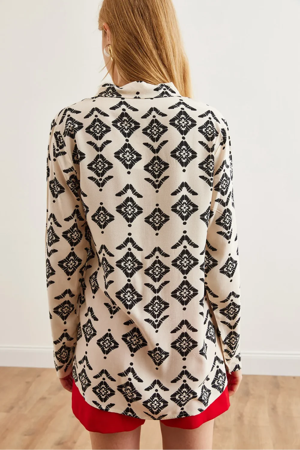 Women's Off White-Black Mini Geometric Patterned Shirt - Image 4
