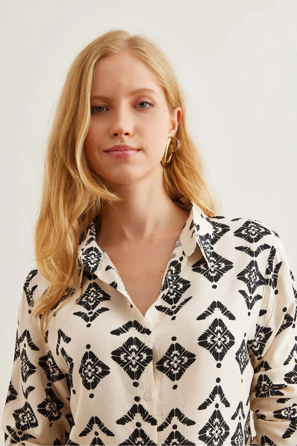 Women's Off White-Black Mini Geometric Patterned Shirt - Image 3